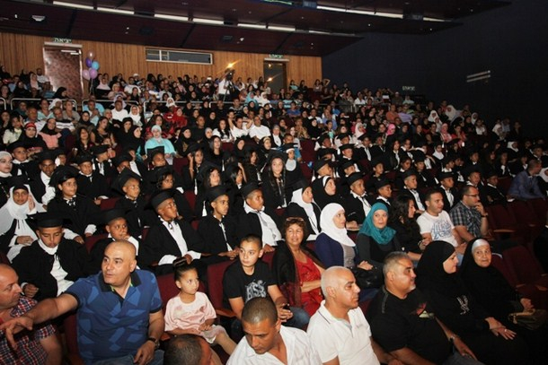 بالفيديو: مدرسة حسن عرفة الابتدائية تحتفل بتخريج 89 طالباً ضمن فوجها الـ58 